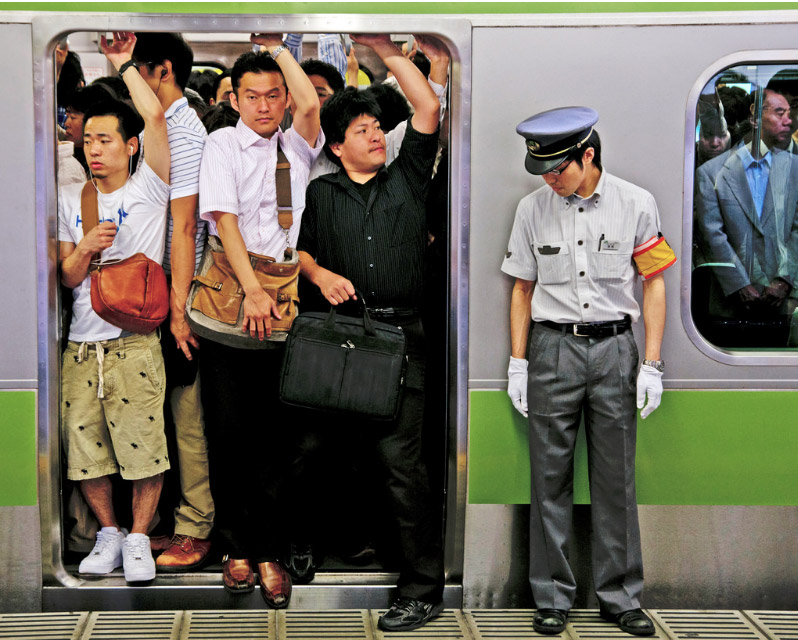 یکی از وظایف جالب پلیس مترو ژاپن!