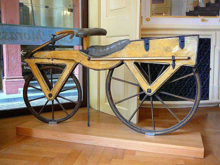 نخستین نمونه‌های ابتدایی دوچرخه 