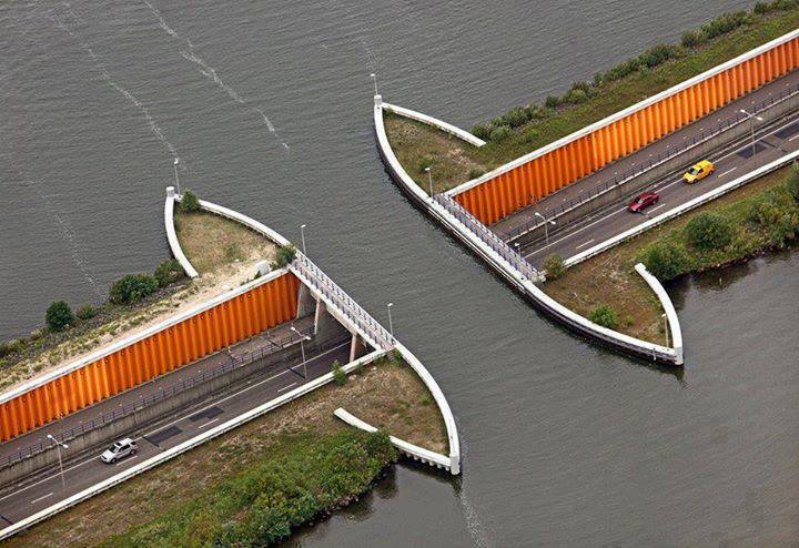 جاده بسیار جالب در هلند قرار دارد و برای عبور قایقها