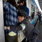 یکی از وظایف جالب پلیس مترو ژاپن!