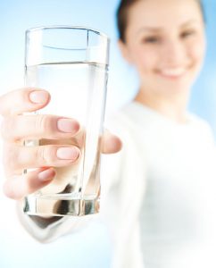 10 راه حل طبیعی برای سلامت 10 راه حل طبیعی برای سلامت drink water 242x300