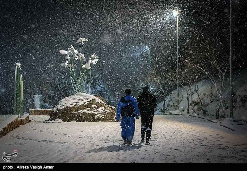 تصاویر بسیار زیبا از بارش برف و برف بازی در اصفهان
