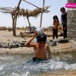 کودکان روستا «مزرعه» در حال آب تنی و استهحمام در دمای بالای ۴۵ درجه با آب موتور هستند.