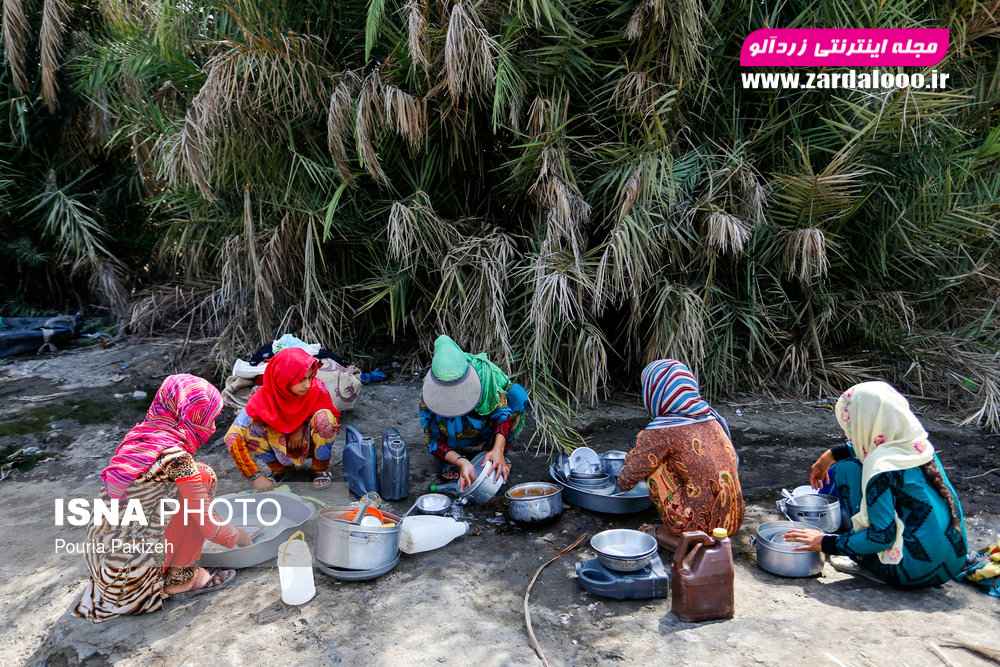 دختران روستا «عباس آباد» در حال شستن ظروف در برکه‌ای نزدیکی روستا هستند.