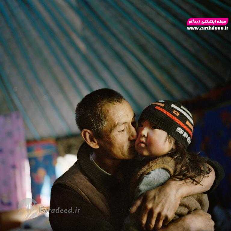 پدر در حال بوسیدن صورت پسرش در جمهوری تووا، روسیه