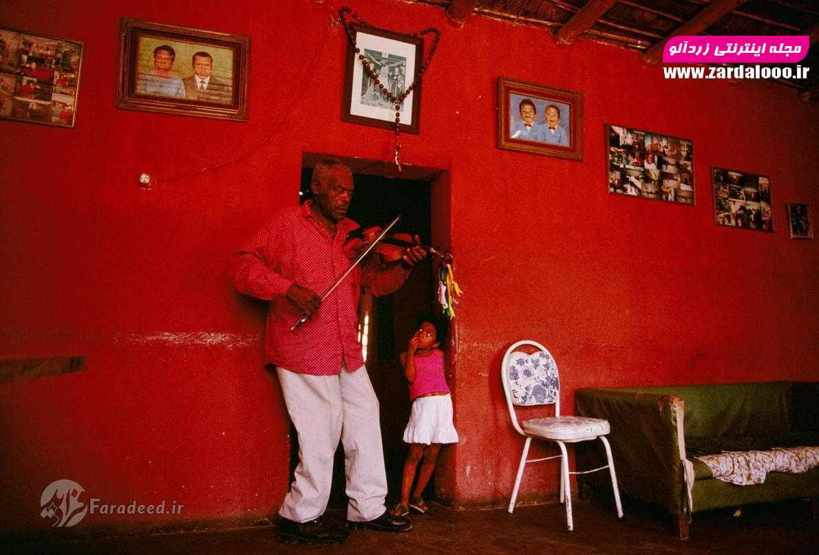 پدر در حال نواختن ویولن برای دخترش در ال کارمن، پرو