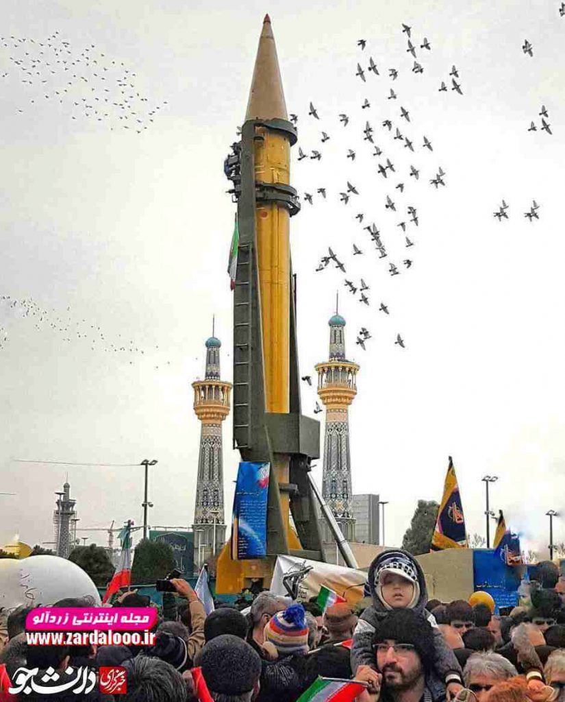 تصویر جالب از تلاقی گلدسته حرم رضوی، موشک و کبوترهای راهپیمایی مشهد