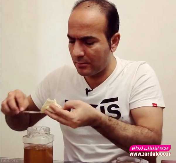 حسن ریوندی در حال خوردن عسل