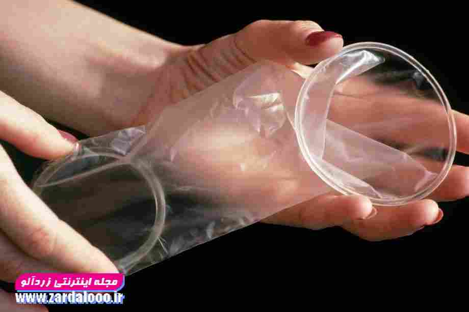 کاندوم زنانه دارای  جنس  لاستیکی بسیار نازک، نرم و لطیف و بسیار راحتی است که دو حلقه قابل انعطاف در دو سر انتهایی آن وجود دارد.