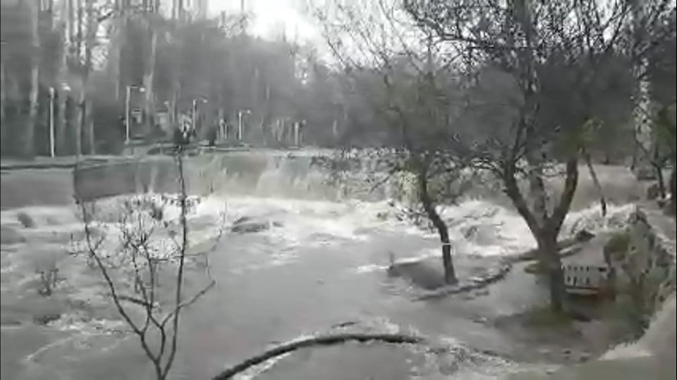 شدت جریان آب و سیل در پارک وکیل آباد مشهد