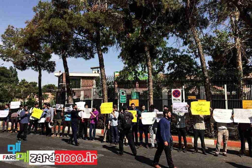 تجمع دلواپسان در اعتراض به سفر نخست‌وزیر ژاپن| شعار علیه "شینزو آبه" در تهران+فیلم و عکس